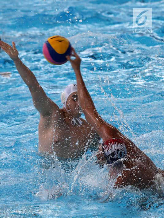 Atlet Polo Air Putra Indonesia, Ridjkie Mulia berebut bola dengan atlet Polo Air Putra Korea Selatan pada pertandingan babak semifinal putra peringkat 5 - 8 besar di Akuatik Center, Jakarta, Jumat (31/8).(Liputan6.com/Fery Pradolo)