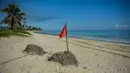 Pemandangan pantai kosong akibat pandemi COVID-19 di Havana, Kuba pada 26 Agustus 2020. Pihak berwenang di Havana, kota berpenduduk 2,2 juta, telah menangguhkan transportasi umum, melarang akses ke pantai serta menutup restoran, bar dan kolam renang menyusul lonjakan kasus Corona. (YAMIL LAGE/AFP)