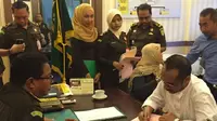 Datangi Kejari Makassar, Abraham Samad Dikawal Petugas Bersenjata