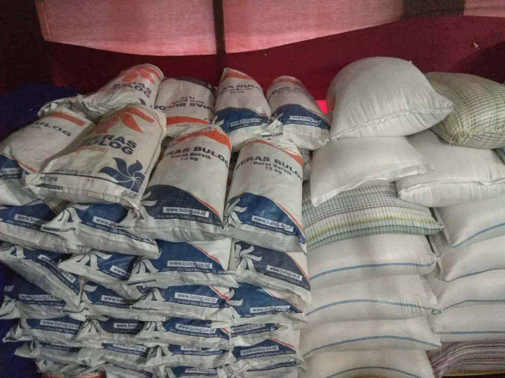 Beras Bulog yang seharusnya untuk operasi pasar Januari 2018, masih tersimpan rapi di gudang beras milik S, Cilacap. (foto : Liputan6.com/edhie prayitno ige)