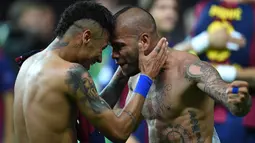 Pemain depan Barcelona Neymar da Silva Santos Junior (kiri) merayakan kemenangan setelah pertandingan sepak bola UEFA Champions League Final antara Juventus dan FC Barcelona di Stadion Olimpiade, Berlin (06/6/2015). (AFP PHOTO / PATRIK STOLLARZ)