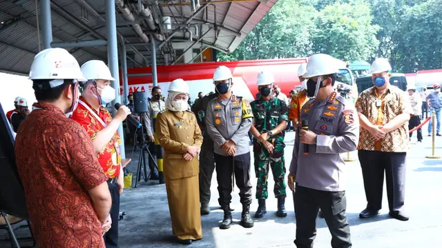 Kapolri Jenderal Listyo Sigit Prabowo meninjau produsen minyak goreng curah di PT Smart, Rungkut, Kota Surabaya, Sabtu (26/3/2022). (Istimewa)