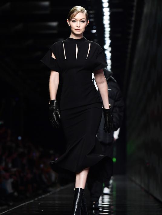 Model Gigi Hadid berjalan di catwalk memeragakan busana Women Fall - Winter 2020 koleksi Versace di Milan, Italia (21/2/2020). Milan Fahsion Week berlangsung pada tanggal 18 Februari hingga 24 Februari. (AFP/Miguel Medina)