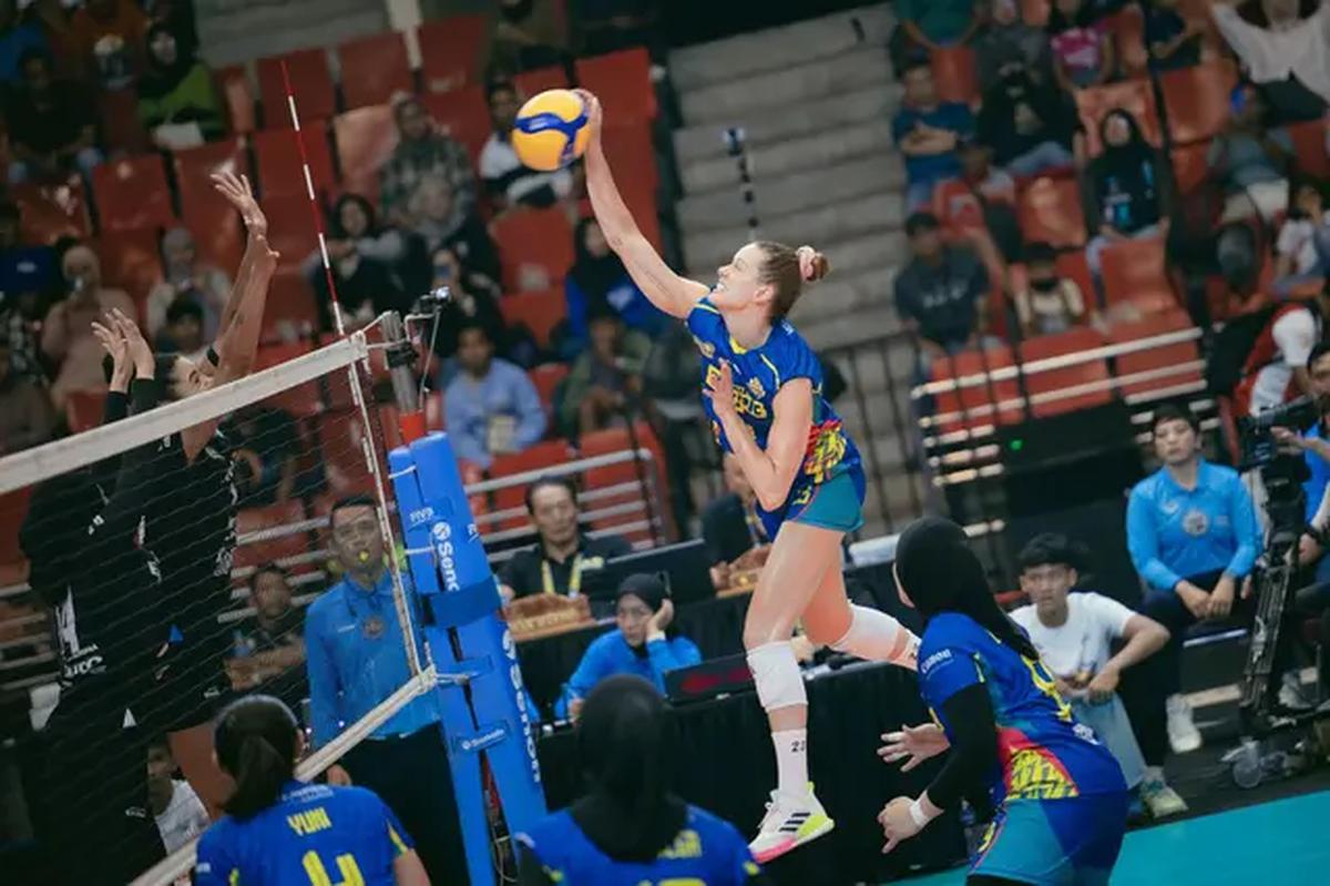 Pemain Jakarta Electric PLN, Kelsey Robinson Cook melakukan smash keras saat mengalahkan Jakarta Pertamina Enduro dengan skor 3-2 pada lanjutan babak Final Four PLN Mobile Proliga 2025 yang digelar di GOR Jatidiri, Semarang, Jawa Tengah, Minggu (27/4/2025).