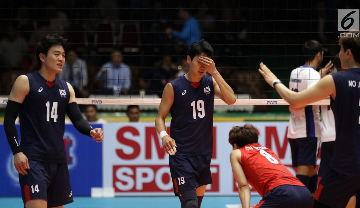 Pemain Timnas voli putra Korea Selatan saat dikalahkan Kazakhstan di Semifinal Kejuaraan Voli Asia 2017 di GOR Tri Dharma, Gresik, Senin (31/7). Kazakhstan unggul 3-2. (Liputan6.com/Helmi Fithriansyah)