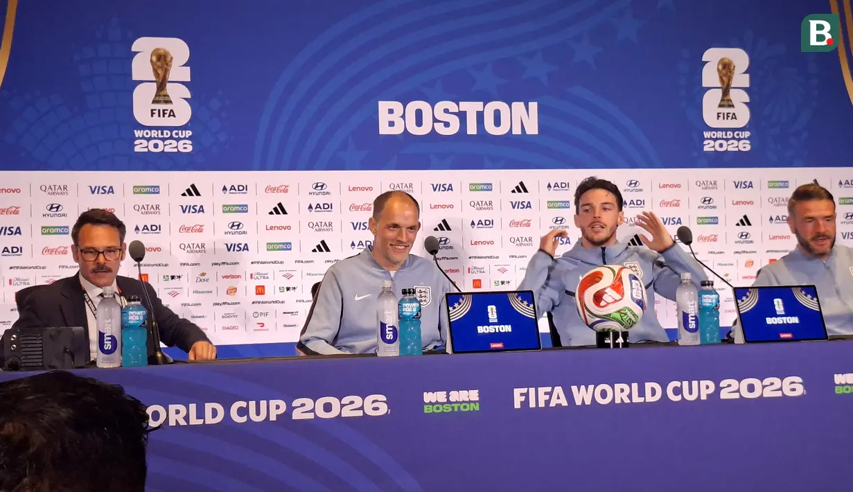 Pelatih Timnas Inggris, Thomas Tuchel (kedua kiri), dan gelandang Declan Rice (kedua kanan) menghadiri konferensi pers di Media Center Boston, Amerika Serikat, Senin (22/6/2026). Suasana menjadi cair saat Thomas Tuchel melontarkan candaan usai Declan Rice mendapat pertanyaan tentang pemain paling berpengaruh di Piala Dunia 2026. (KLY Sports/Hery Kurniawan)