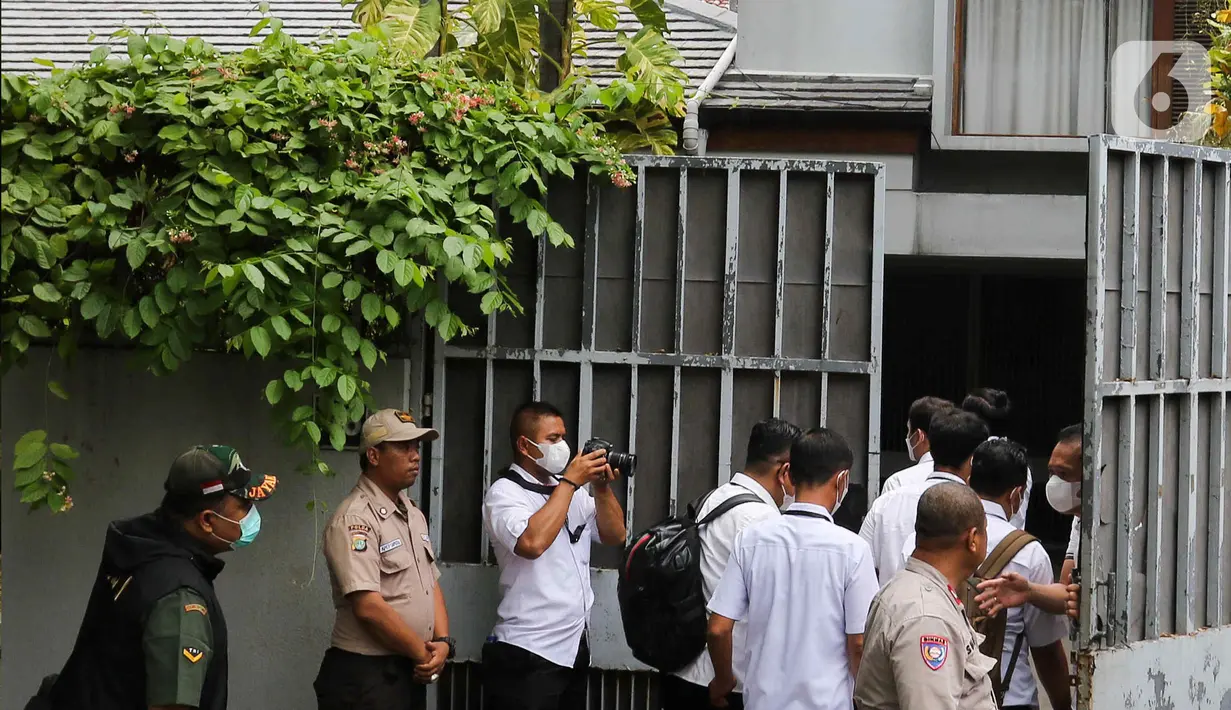Sementara tampak juga beberapa polisi berpakaian putih hitam berdiri di dekat gerbang. (Liputan6.com/Herman Zakharia)