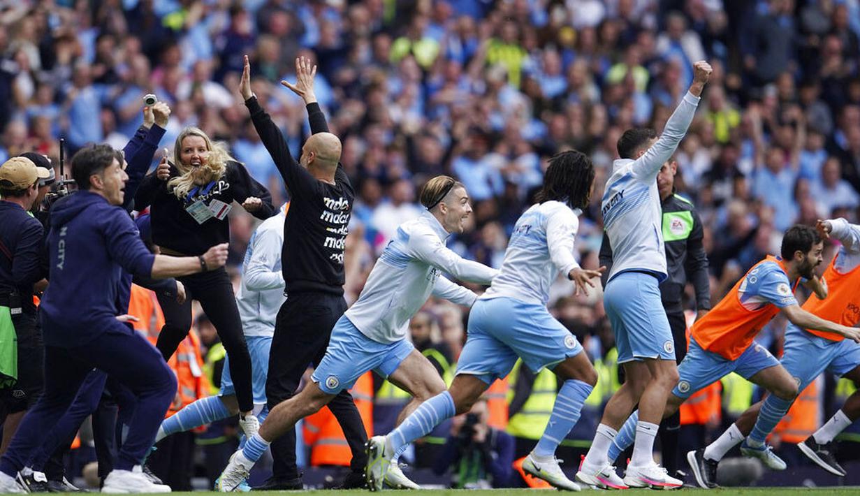 Para pemain Manchester City melakukan selebrasi usai menjuarai Liga Inggris 2021 / 2022 di Stadion Etihad, Minggu (23/5/2022). (AP/Dave Thompson)