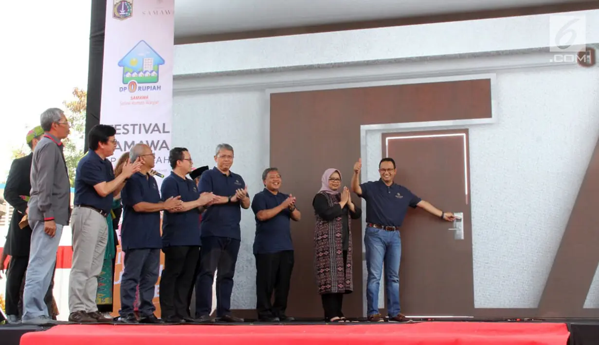 Gubernur DKI Jakarta, Anies Baswedan saat meluncurkan serah terima kunci Hunian Program DP 0 Rupiah di Klapa Village, Jakarta (31/8/2019). Serah terima kunci kepada 50 calon penghuni gelombang pertama menggunakan aplikasi khusus android berisi daftar cek serah terima unit. (Liputan6.com/HO/Budi)