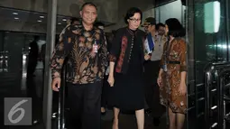 Menkeu Sri Mulyani berjalan bersama pimpinanan KPK Agus Rahardjo usai datangi KPK, Jakarta, Kamis (22/9). Sri Mulyani menyerahkan kepemilikan Gedung yang selama ini digunakan sebagai Kantor KPK. (Liputan6.com/Helmi Afandi)