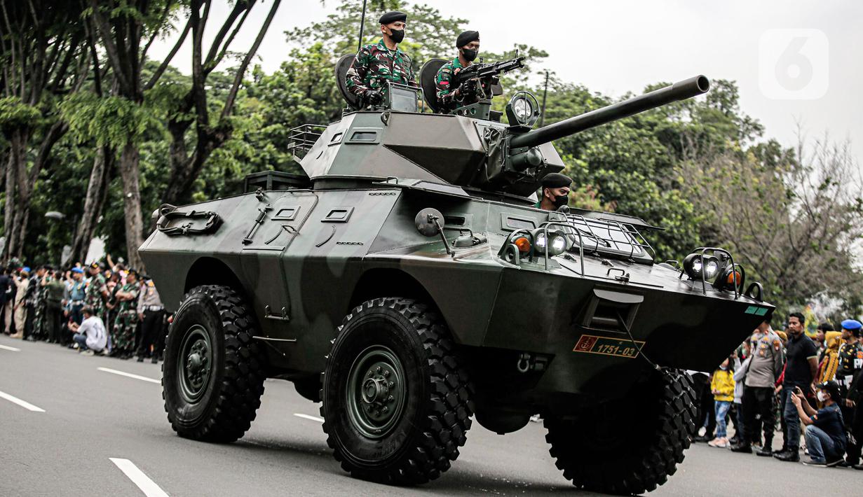 Pasukan TNI memamerkan alat utama sistem senjata (alutsista) di depan Istana Merdeka, Jakarta, Rabu (5/10/2022). Kegiatan yang diikuti oleh seluruh kesatuan jajaran TNI ini dalam rangka menyambut HUT ke-77 TNI. (Liputan6.com/Faizal Fanani)