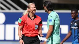 Bibiana Steinhaus. Wasit wanita asal Jerman ini menjadi wasit pertama yang memimipin di Liga Jerman, tepatnya di Bundesliga 2 pada tahun 2007. Setelah itu dipercaya memimpin di Bundesliga 1 hingga dipercaya FIFA dan UEFA untuk memimpin pertandingan di kategori wanita. (AFP/Friso Gentsch/Pool)