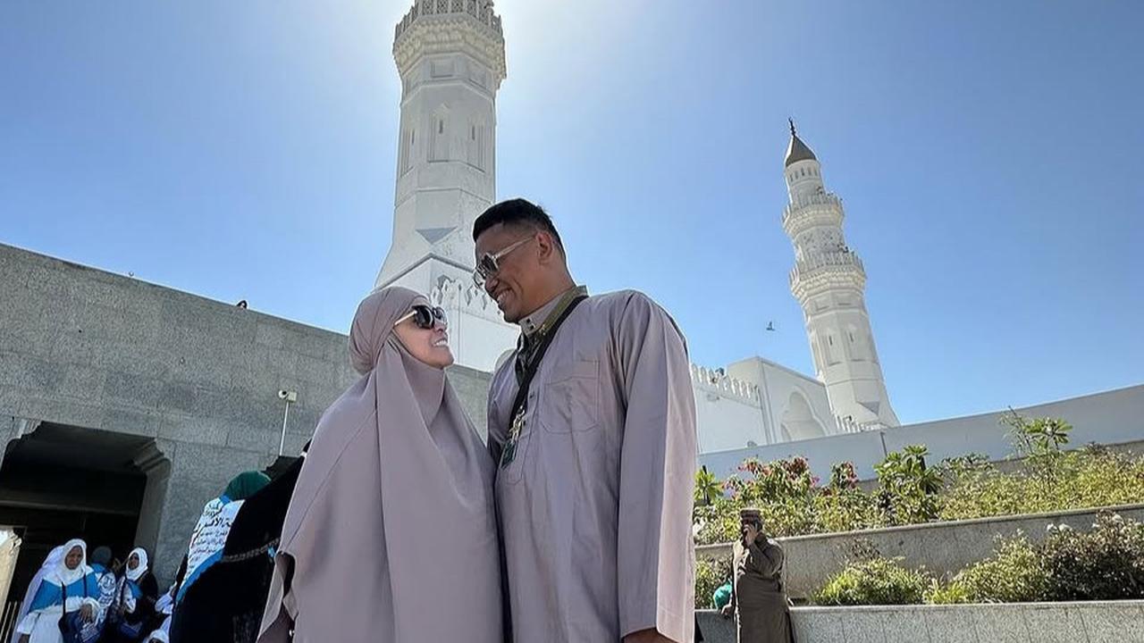 Umrah di Bulan Ramadan, 5 Potret Romantis Uya Kuya dan Astrid di Depan Masjid Nabawi dan Masjid Quba