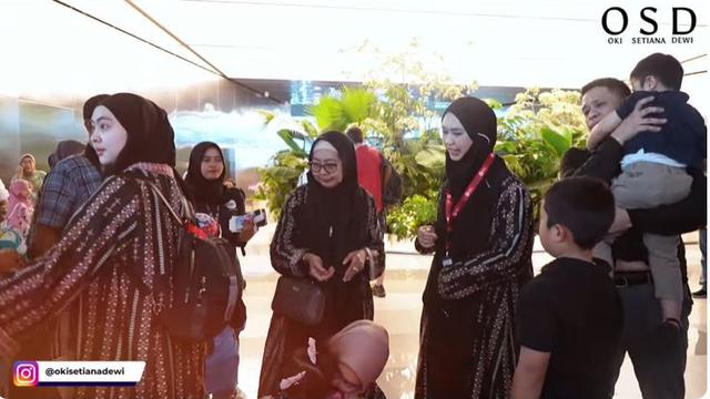 7 Momen Ria Ricis dan Oki Setiana Dewi Pamit Berangkat Haji, Penuh Haru