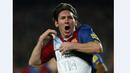 Ekspresi Lionel Messi yang mencetak hattrick ke gawang Real Madrid dalam laga yang berakhir imbang 3-3 di Stadion Camp Nou, Barcelona, (10/3/2007). Messi mencetak hattrick setelah Ivan Zamorano melakukannya di musim 1994/1995. (AFP Photo/Cesar Rangel)