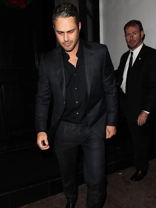 Sementara tunangan Lady Gaga, Taylor Kinney tampil dibalut setelan jas dan celana yang serasi serta kemeja hitam saat menikmati makan malam romantis di sebuah restoran yang terletak di kawasan Hollywood, Los Angeles, 20 Desember 2015. (dailymail.co.uk)