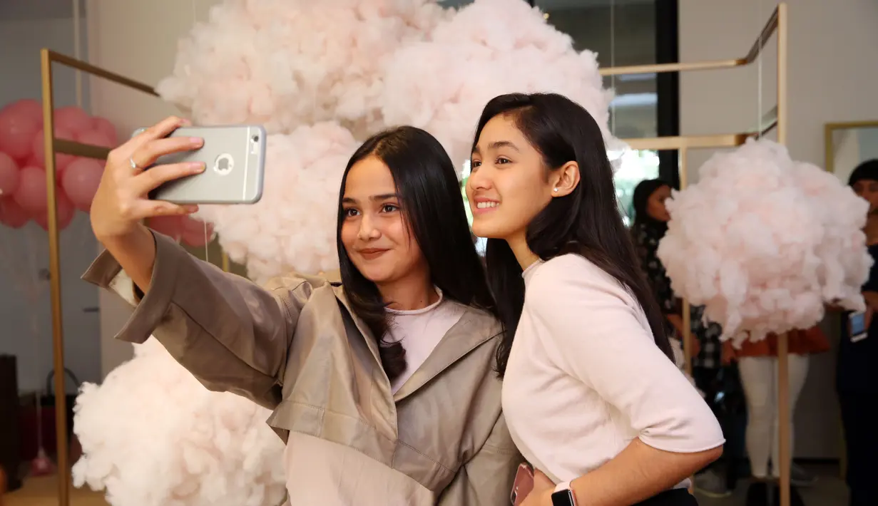 Bicara soal fashion, setiap orang memang memiliki selera yang berbeda. Seperti halnya Cut Syifa yang memang lebih senang memakai busana yang lebih tertutup. (Nurwahyunan/Bintang.com)