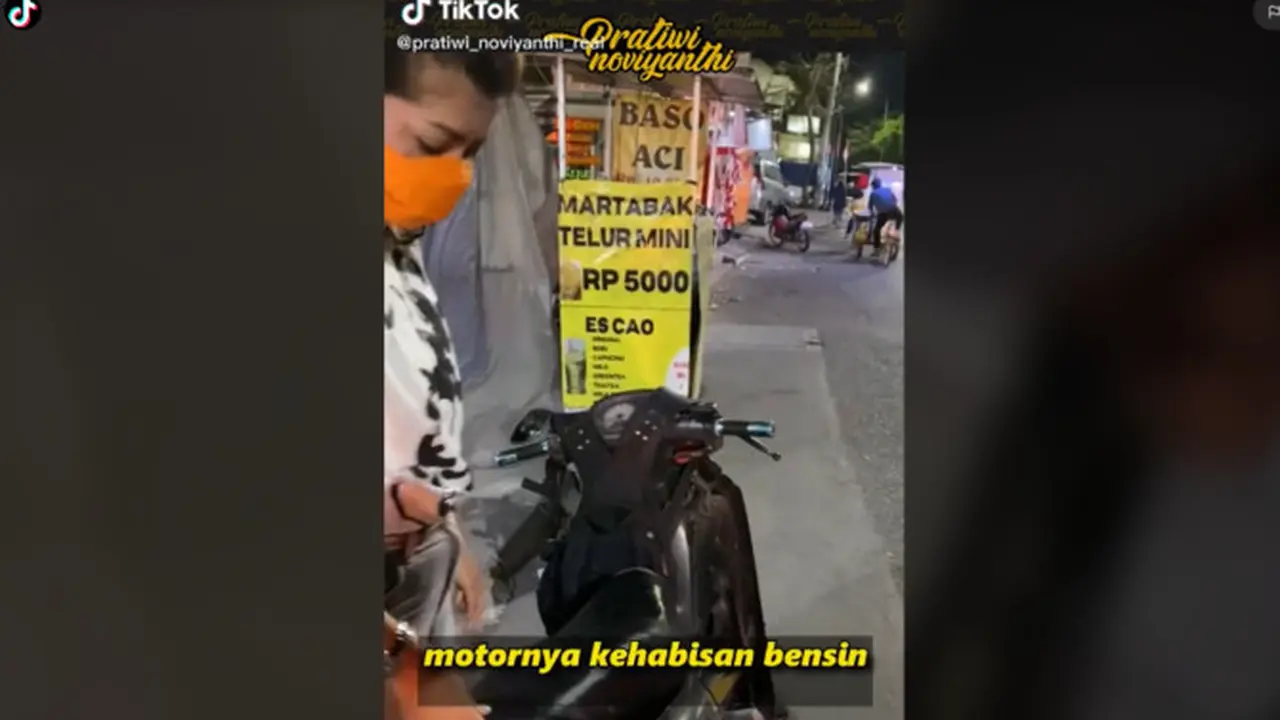 Uang Tinggal Rp11 Ribu, Seorang Bapak Pilih Dorong Motor yang Kehabisan Bensin agar Bisa Makan