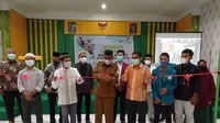 Pemotongan pita sebagai simbolis peresmian Program Penyaluran 20.000 Al Qur'an di Aceh. (Ist)