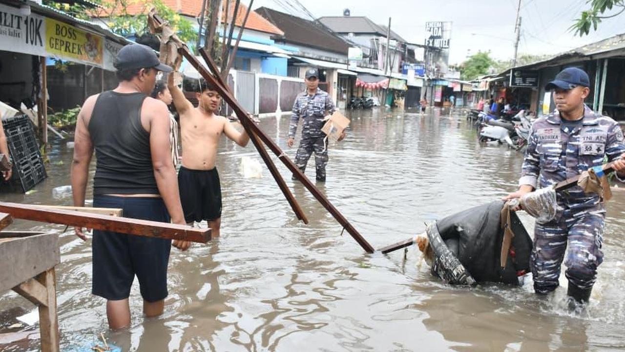 TNI AL Turun ke Jalan Bantu Atasi Banjir Bandang di Bali