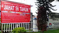 Baliho bertuliskan "Menolak JAHAT 56 Tahun" di Kantor Disnaker Sumut, Jalan Asrama, Kota Medan (Ist)