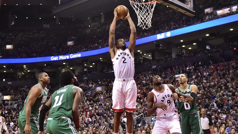 Kawhi Leonard melakukan dunk saat Raptors mengalahkan Celtics di laga NBA