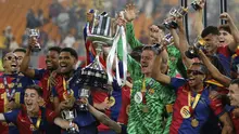 Pemain Barcelona merayakan keberhasilan menjuarai Copa del Rey 2024/2025. Barcelona menang 3-2 atas Real Madrid di final Copa del Rey, Minggu (27/4/2025) dini hari WIB. (AP Photo/Joan Monfort)