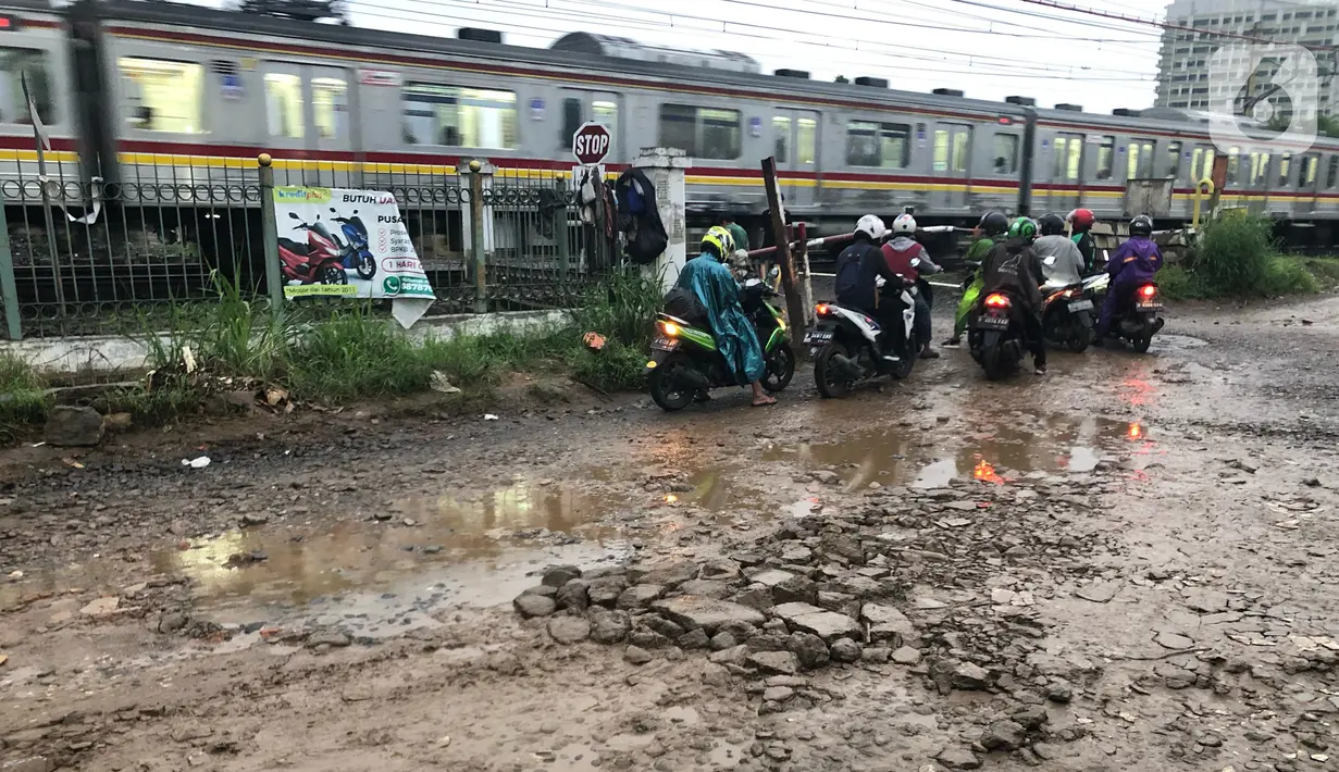 Kendaraan menghindari jalan yang rusak di Jalan Pertamina, Depok, Jawa Barat, Rabu (4/3/2020). Jalan yang telah rusak selama bertahun-tahun tersebut tidak juga diperbaiki sehingga mengganggu kenyamanan para pengguna jalan. (Liputan6.com/Immanuel Antonius)