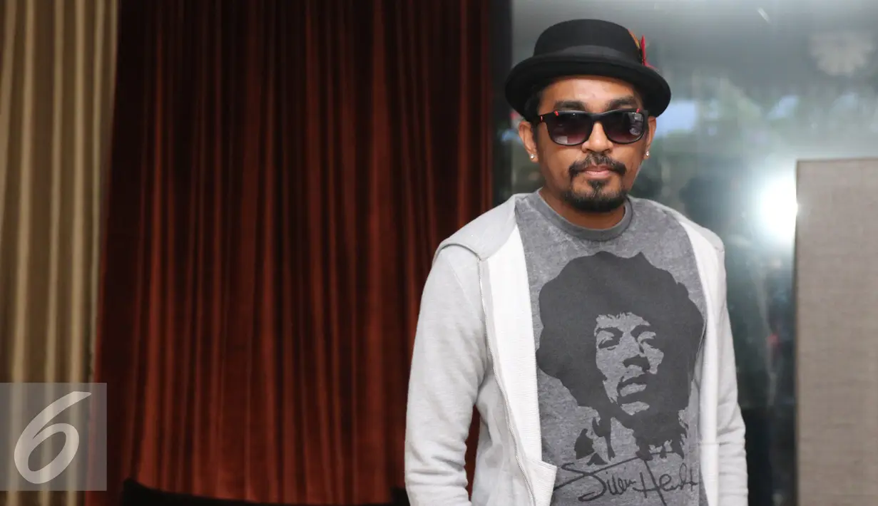 Glenn Fredly berpose usai jumpa pres aplikasi Alfatainment di kawasan Pangeran Antasari, Jakarta, Rabu (27/04). Glenn mengaku menyukai perempuan yang tidak munafik. (Liputan6.com/Herman Zakharia)