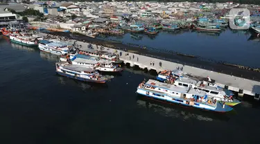 Foto udara memperlihatkan aktivitas warga yang akan menaiki Kapal Motor (KM) Tradisional untuk menghabiskan libur lebaran Idul Fitri 1445 H di Pelabuhan Muara Angke, Jakarta, Sabtu (13/4/2024). (merdeka.com/Imam Buhori)