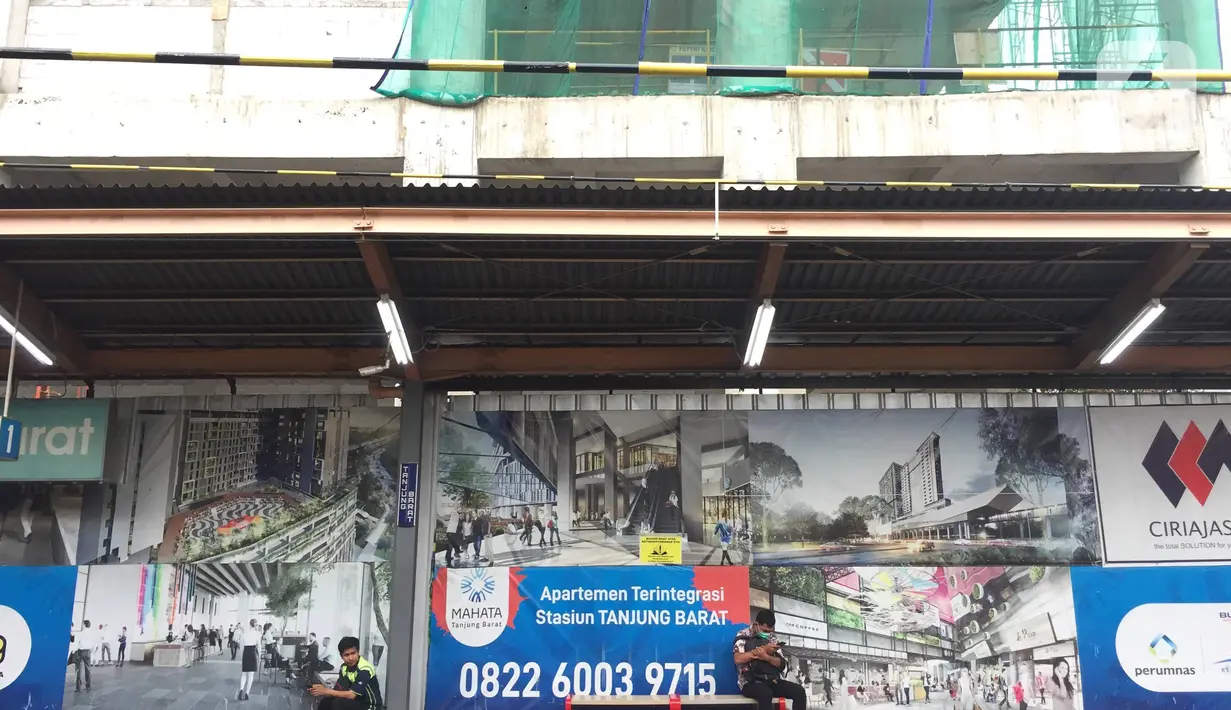 Suasana pembangunan Apartemen Mahata Tanjung Barat di sekitar Stasiun Tanjung Barat, Jakarta, Kamis (30/1/2020). Proyek ini menempel Stasiun Tanjung Barat dan dekat dengan pusat perkantoran, pusat perbelanjaan, dan tempat rekreasi. (Liputan6.com/Immanuel Antonius)