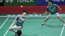 Kevin Sanjaya gagal mengembalikan kok saat melawan Fajar Alfian/Rian Ardianto pada semifinal Indonesia Open 2018 di Istora Senayan, Jakarta, (7/6/2018). Kevin/Marcus menang 21-13, 21-10. (Bola.com/Nick Hanoatubun)