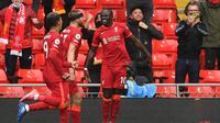 Sadio Mane (kanan) merayakan golnya ke gawang Crystal Palace dalam laga Liga Inggris pekan 38 di Anfield, Minggu (23/5/2021). (PAUL ELLIS / POOL / AFP)