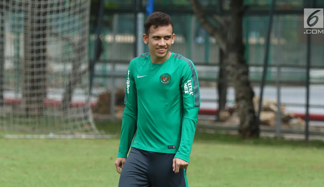 Pesepakbola, Egy Maulana Vikri saat latihan bersama Timnas Indonesia U-23 di Lapangan A Senayan, Jakarta, Sabti (17/3). Untuk sementara Egy tidak dapat membela timnya Lechia Gdansk berlaga di liga Polandia Ekstraklasa. (Liputan6.com/Helmi Fithriansyah)