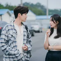 Kim Seon Ho dan Shin Min Ah dalam Hometown Cha-Cha-Cha (Foto: Netflix)