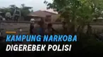 Polisi dilempari batu saat menggerebek kampung narkoba. Kejadian itu terjadi di Jalan Pasar 7 pinggiran rel KA Tembung.