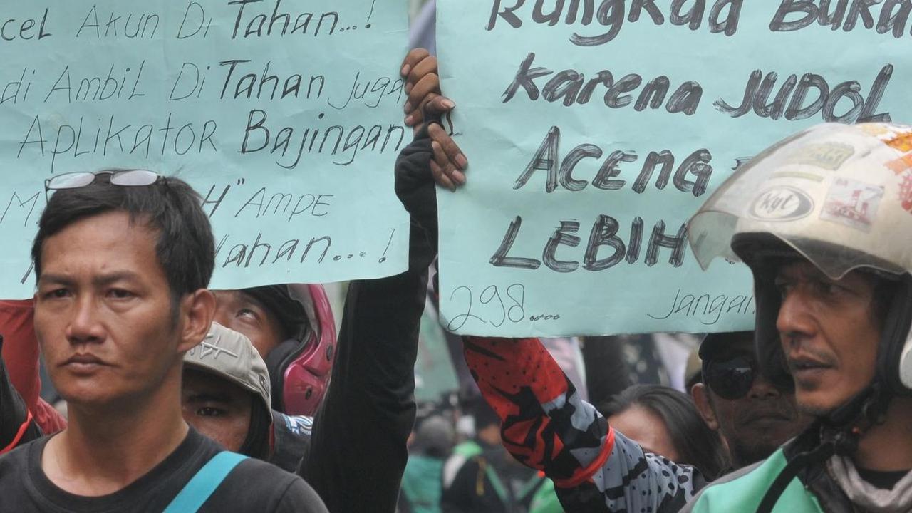 Para pengemudi ojol yang tergabung dalam berbagai komunitas dan organisasi ini menyuarakan keluhan mereka terhadap kebijakan potongan tarif yang diterapkan oleh perusahaan aplikasi ojek online. Dengan membawa berbagai spanduk dan poster, mereka melakukan 