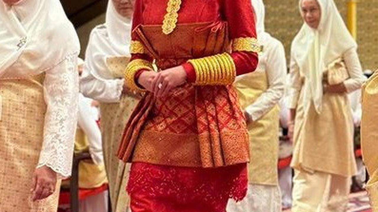 Setelah resmi menjadi suami istri, Prince Mateen dan Anisha Rosnah mengenakan busana berwarna merah emas. Keduanya masuk terpisah dengan berbeda pengiring.
