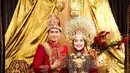 Baju adat Aceh yang dikenakan oleh Ria Ricis dan Teuku Ryan ini dikenal dengan nama Ulee Balang. (Instagram/fdphotography).