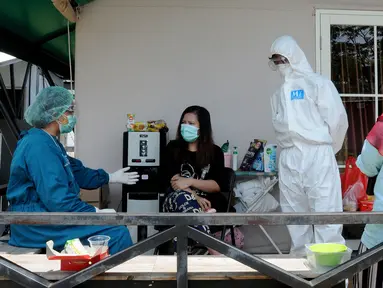 Psikolog melakukan pendampingan pasien covid-19 di Rumah Lawan Covid (RLC) Tangerang Selatan, Kamis (3/2/20222). Hingga hari ini RLC merawat 238 paisen covid-19 atau mengalami lonjakan lebih dari 100% dibandingkan minggu lalu yang hanya merawat puluhan pasien covid-19. (merdeka.com/Arie Basuki)