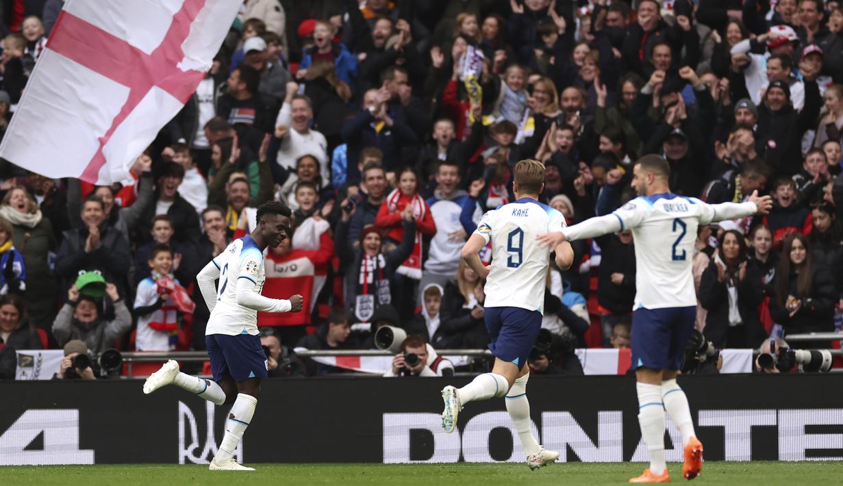 Gelandang Inggris, Bukayo Saka berselebrasi setelah mencetak gol ke gawang Ukraina pada matchday Grup C Kualifikasi Piala Eropa 2024 di Stadion Wembley di London, Minggu, 26 Maret 2023. (AP Photo/Ian Walton)