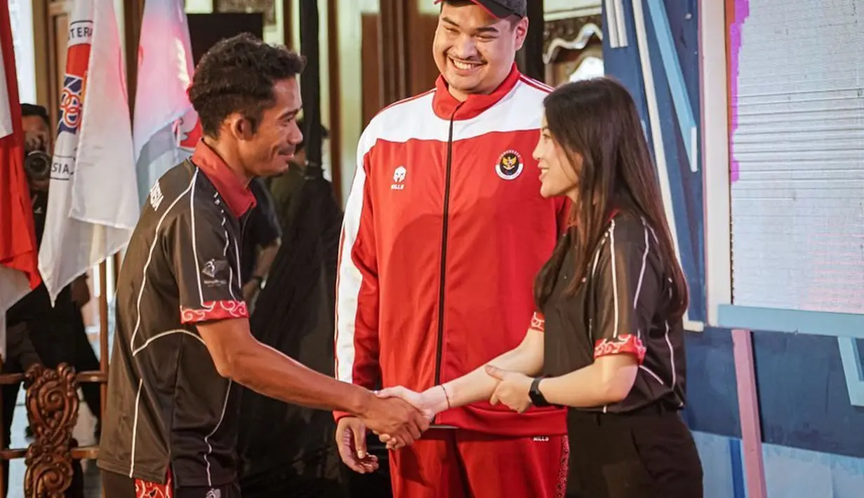 Angela Tanoe padukan atasan polo shirt hitam dengan sentuhan batik Mega Mendung dengan celana hitam [@angelatanoesoedibjo]