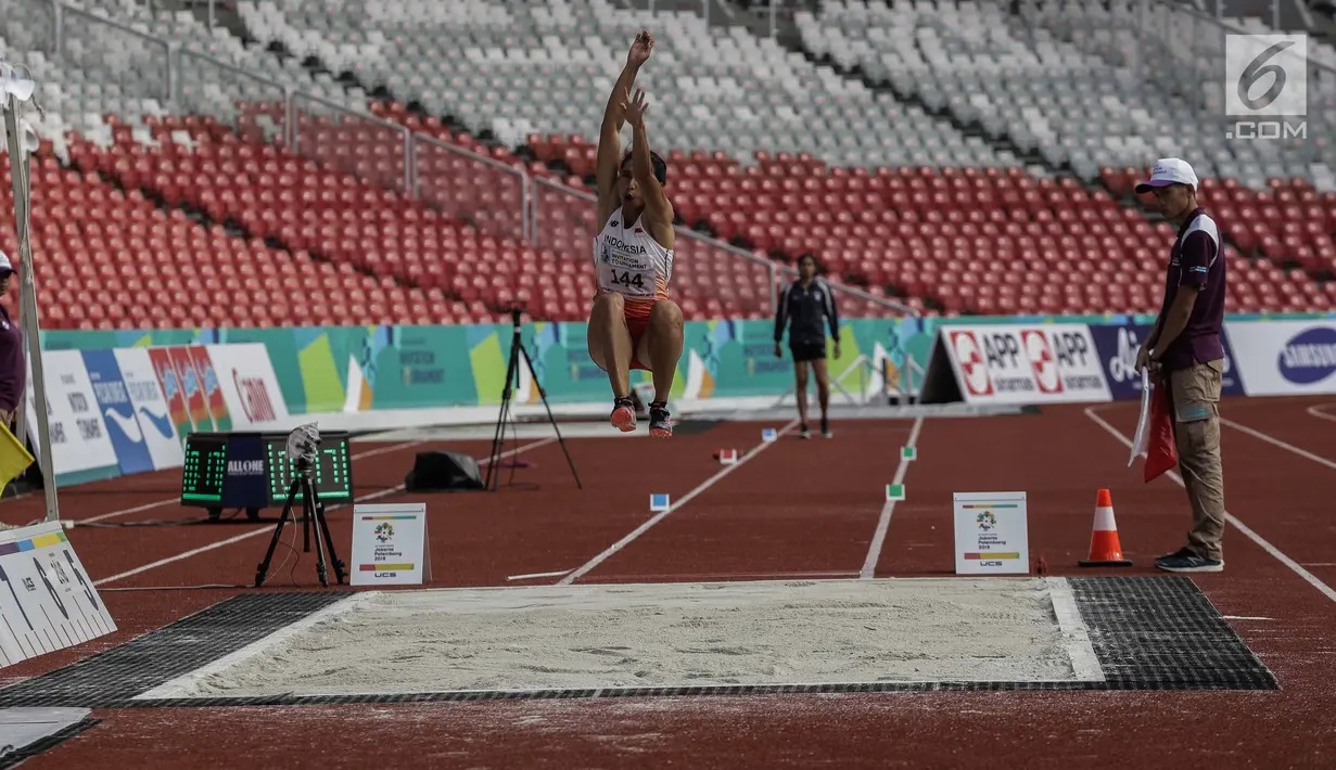 Atlet Indonesia Maria Natalia Londa melakukan lompatan dalam final lompat jauh putri atletik 18th Asian Games Invitation Tournament di Stadion Utama Gelora Bung Karno (GBK), Minggu (11/2). Maria mencatatkan lompatan 6,43 meter (Liputan6.com/Faizal Fanani)