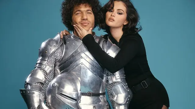 Pose Provokatif Selena Gomez dan Benny Blanco untuk Sampul Majalah, Sampai Bertelanjang Dada