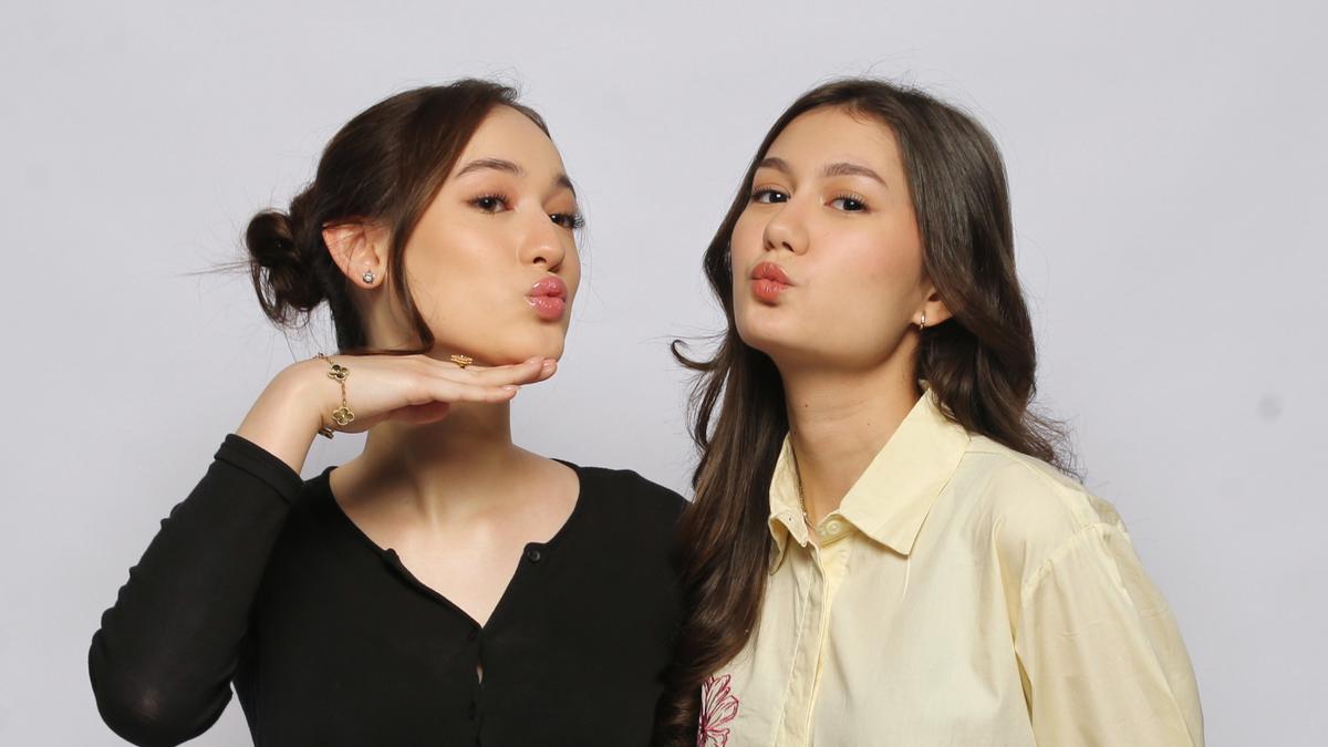 6 Pose Laura Moane dan Zoe Abbas Jackson Saat Sesi Pemotretan di Studio KLY Jakarta, Bestie Banget!