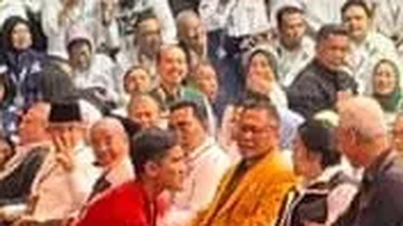 Gibran Rangkul Kaesang Ajak Berlutut Cium Tangan Megawati