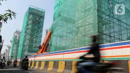 Proyek pembangunan LRT Jakarta Fase 1B juga menunjukkan hal yang positif. (Liputan6.com/Herman Zakharia)