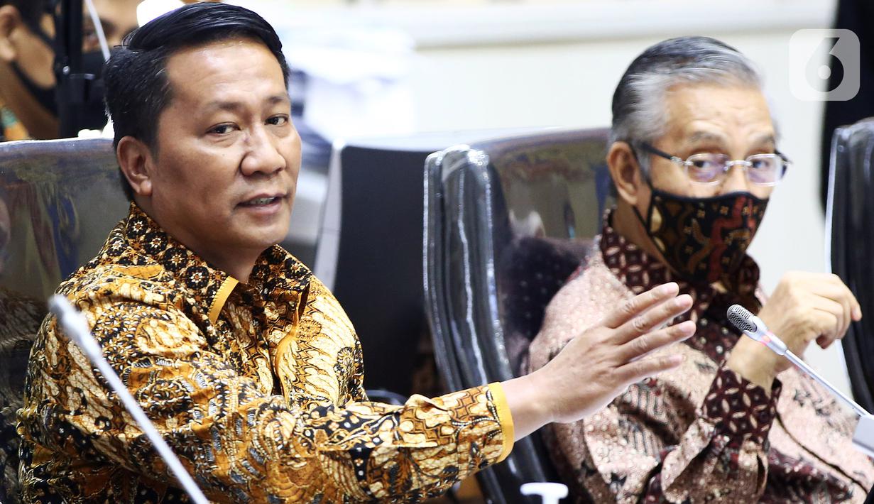 Ketua Baleg DPR RI Supratman Andi Agtas memimpin Rapat Kerja dengan pemerintah di Kompleks Parlemen, Jakarta, Kamis (22/7/2020). Baleg menggelar rapat Panitia Kerja (Panja) RUU Cipta Kerja dengan agenda melanjutkan pembahasan Daftar Inventarisasi Masalah (DIM) Bab III. (Liputan6.com/Johan Tallo)