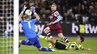 Tiga gol kemenangan West Ham atas Arsenal masing-masing lahir dari bunuh diri Ben White, Mohammed Kudus, dan Jarrod Bowen. (John Walton/PA via AP)