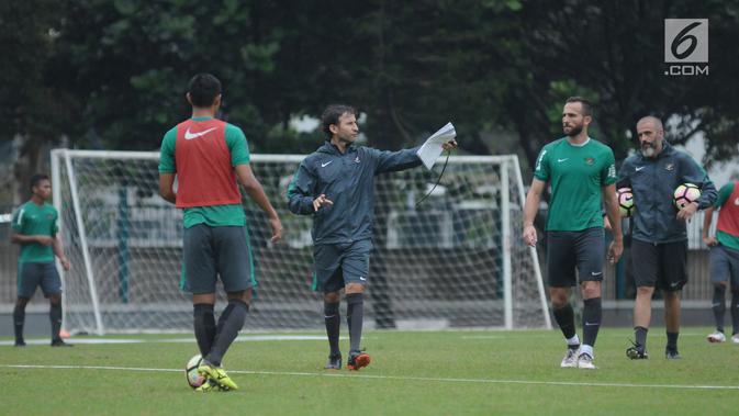Luis Milla akan tetap melatih timnas Indonesia. (Liputan6.com/Helmi Fithriansyah)